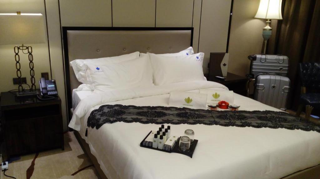 Lotus Blu Hotel Legazpi Extérieur photo