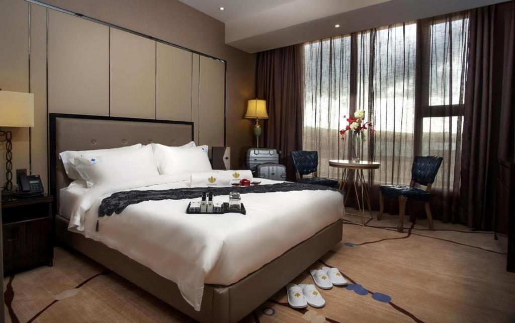 Lotus Blu Hotel Legazpi Extérieur photo