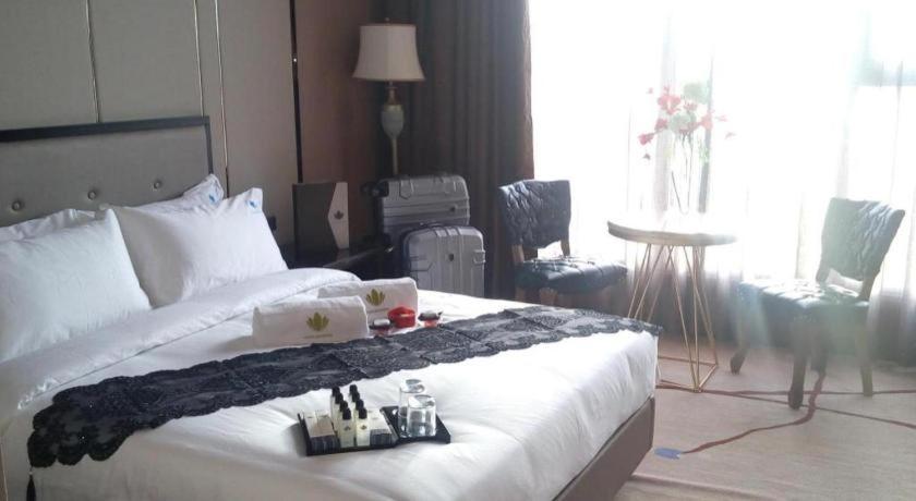 Lotus Blu Hotel Legazpi Extérieur photo