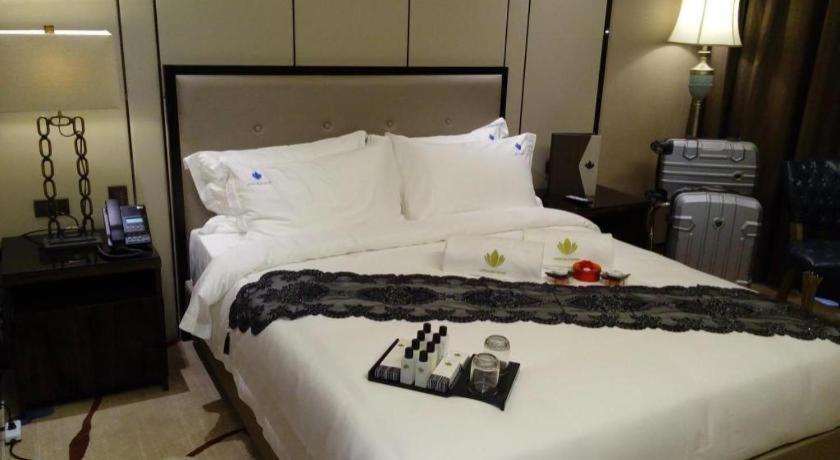Lotus Blu Hotel Legazpi Extérieur photo